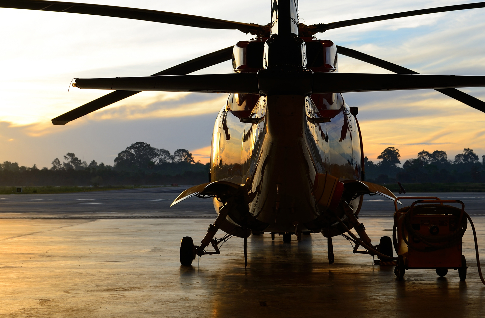 Helicopter maintenance in an aircraft hangar