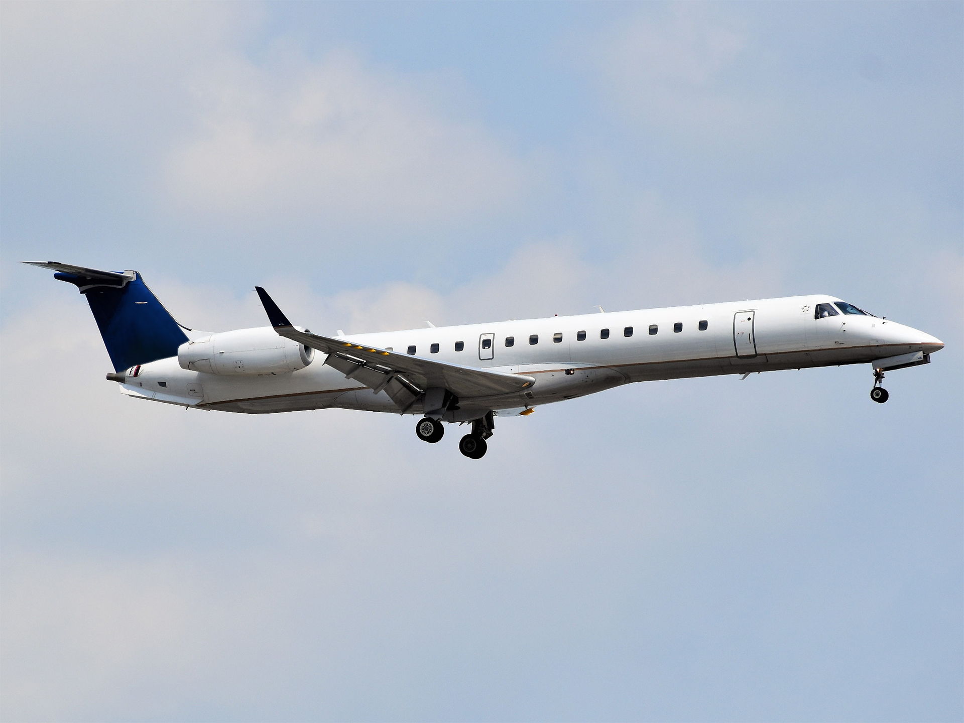 The Definitive Guide to the Embraer ERJ Family of Aircraft - WinAir